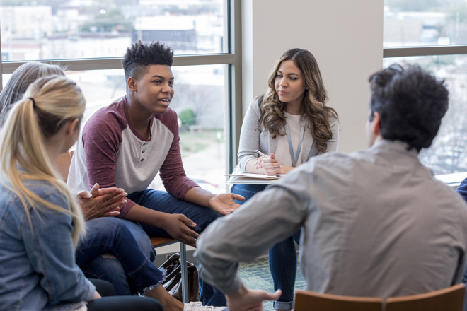 Au sein des missions locales, les jeunes sont suivis par un référent tout au long de leur parcours.