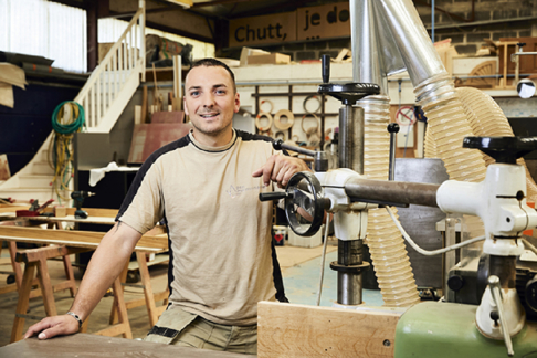 Technicien / Technicienne de fabrication de mobilier et de menuiserie