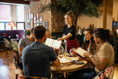 Serveur / Serveuse en restauration (restaurant, café-bar-brasserie)